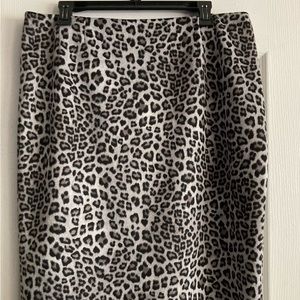 Kasper Women’s Cheetah Skirt Lined with black Zipper. Size 12.